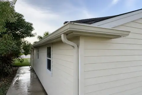 Gutter installation in Lakeland, FL: seamless aluminum on the fascia