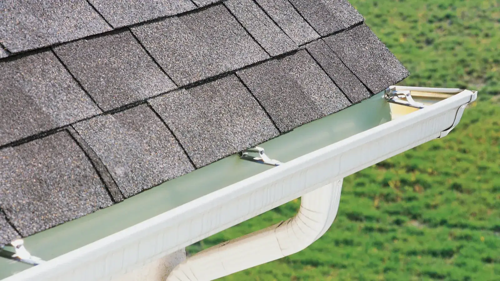 Bowing gutter repair on a Florida home