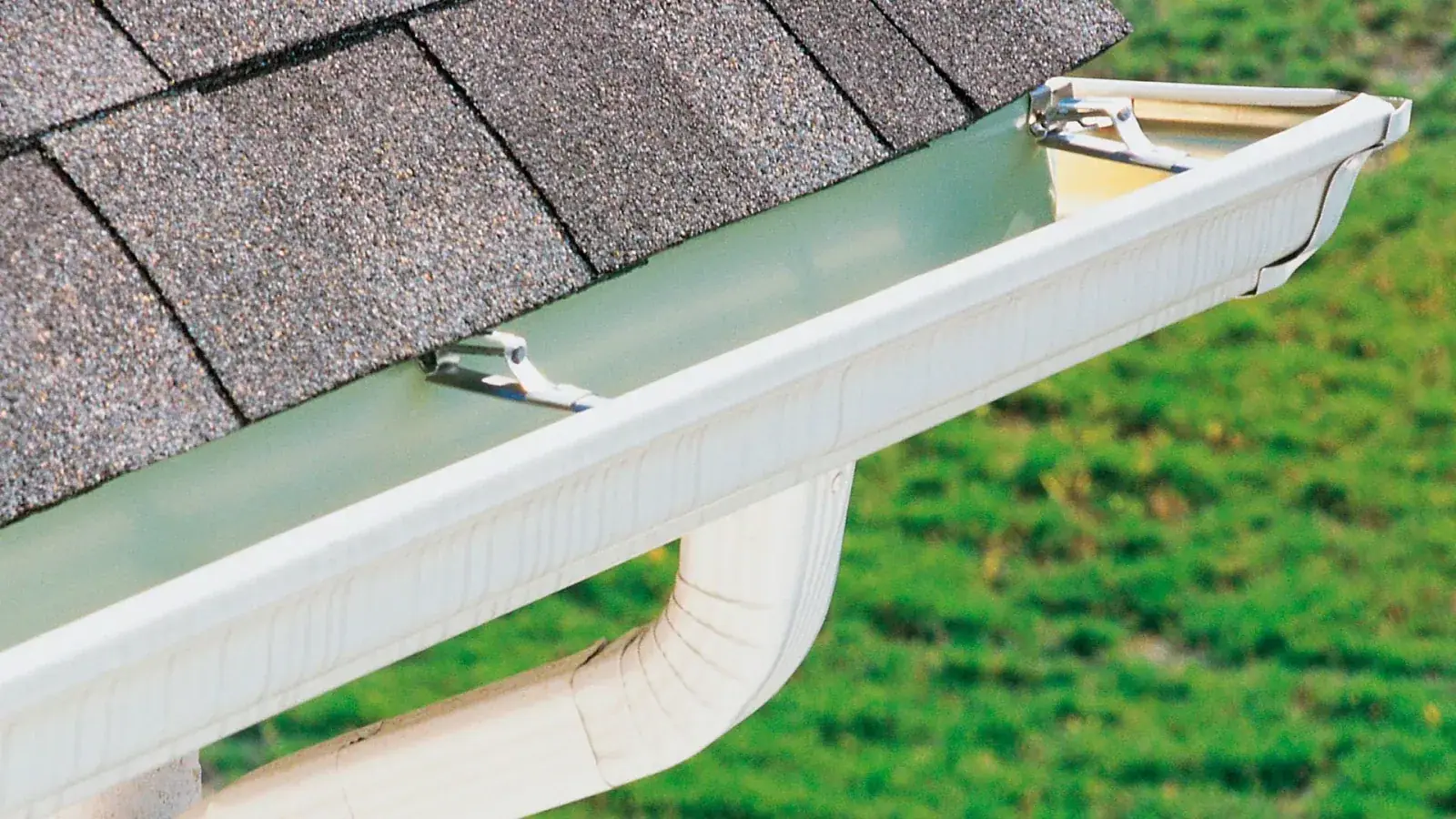 Aluminum K-style gutter and downspout sized for a Florida roofline